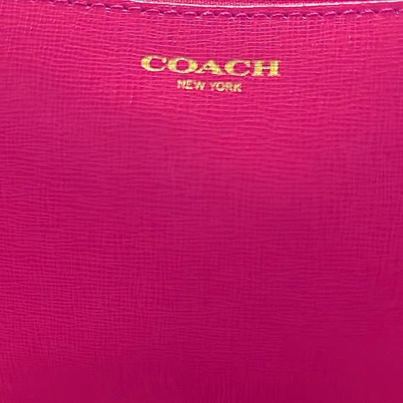 🎀COACH Hot PinkCornerZip Wristlet.Roomy&Compact.Used OnceEUC.
UseAloneOrAsWallet - Picture 2 of 11